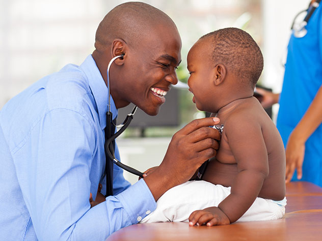 doctor en consultorio con un paciente niño